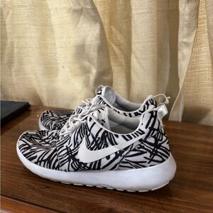 Nike Women's Athletic Shoes Black and White